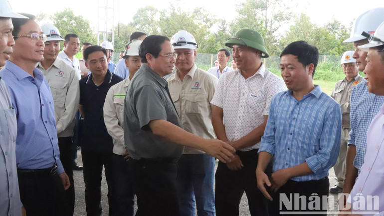 Thủ tướng ân cần hỏi thăm kỹ sư của Tổng công ty Xây dựng số 1 - nhà thầu chính gói thầu số 3 thuộc Dự án thành phần 3. Thủ tướng ân cần hỏi thăm kỹ sư của Tổng công ty Xây dựng số 1 - nhà thầu chính gói thầu số 3 thuộc Dự án thành phần 3.