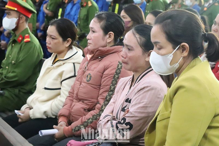 Gia đình các bị hại tại biên tòa.