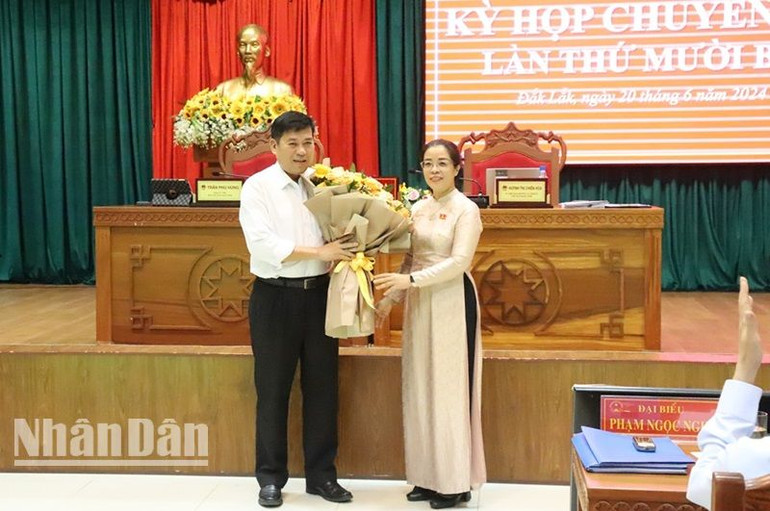 Chủ tịch Hội đồng nhân dân tỉnh Đắk Lắk Huỳnh Thị Chiến Hòa tặng hoa chúc mừng đồng chí Nguyễn Kính, Trưởng Ban Dân tộc tỉnh được bầu vào thành viên Ủy ban nhân dân tỉnh Đắk Lắk nhiệm kỳ 2021-2026.