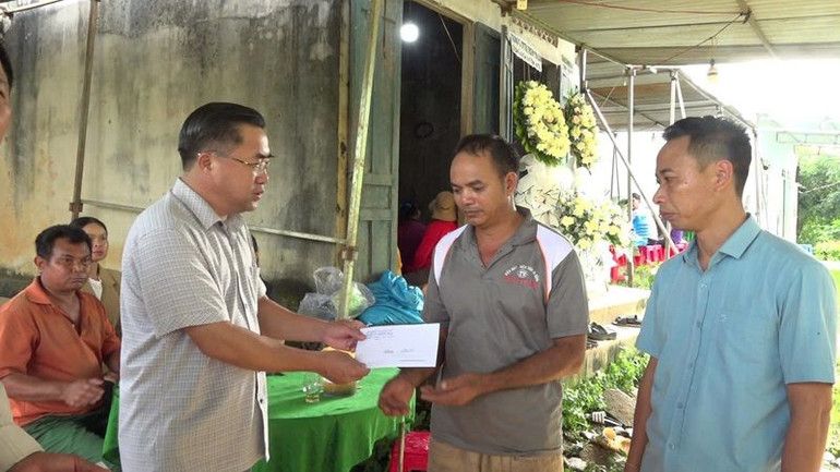 Lãnh đạo Huyện ủy Krông Búk trao kinh phí hỗ trợ gia đình em H.N.A.M để lo hậu sự. Lãnh đạo Huyện ủy Krông Búk trao kinh phí hỗ trợ gia đình em H.N.A.M để lo hậu sự.