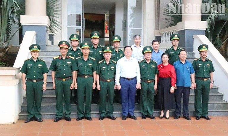 Đồng chí Nguyễn Trọng Nghĩa và đoàn công tác của Trung ương chụp hình lưu niệm với lãnh đạo Bộ Chỉ huy Bộ đội Biên phòng tỉnh Đắk Lắk.