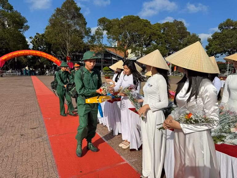 Các đoàn viên, thanh niên tiễn bạn lên đường nhập ngũ.
