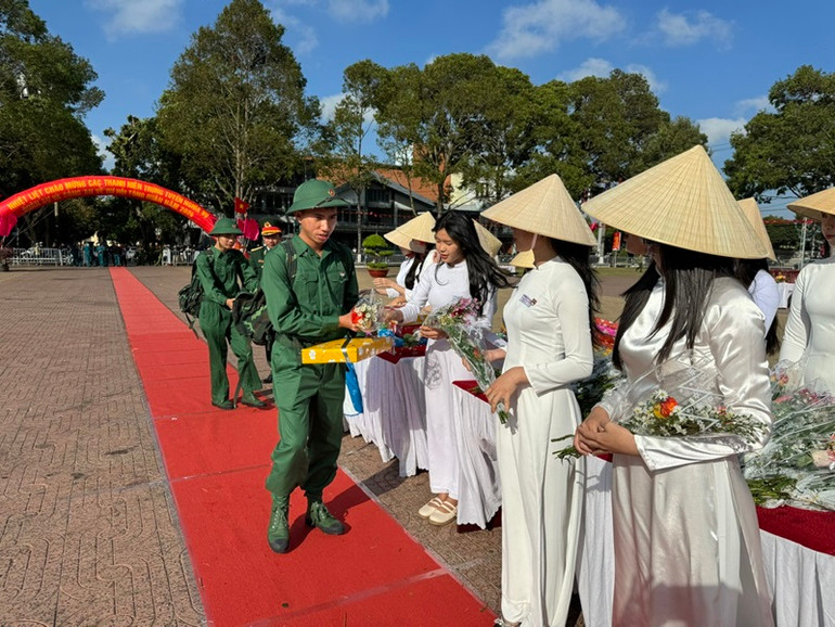 Các đoàn viên, thanh niên tiễn bạn lên đường nhập ngũ.