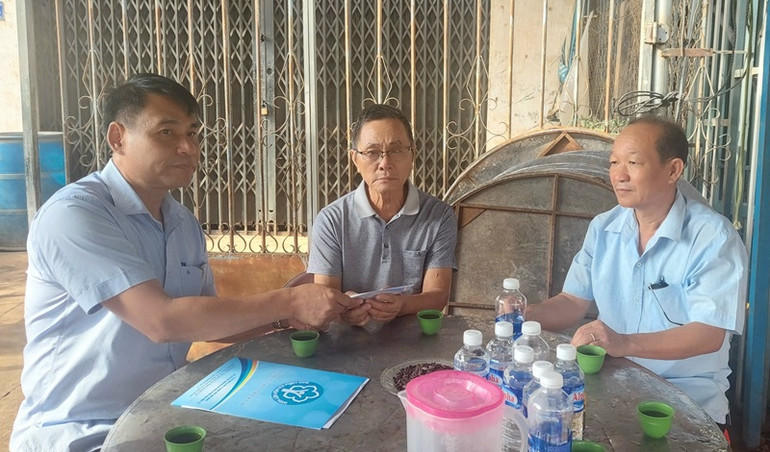 Đại diện Ủy ban nhân dân huyện Krông Ana và xã Ea Bông đến thăm hỏi, động viên và hỗ trợ gia đình nạn nhân.