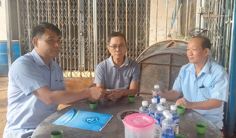 Đại diện Ủy ban nhân dân huyện Krông Ana và xã Ea Bông đến thăm hỏi, động viên và hỗ trợ gia đình nạn nhân.