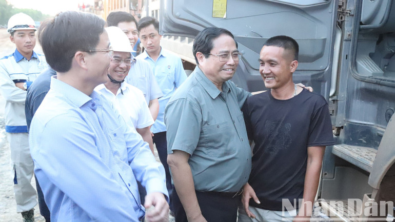 Thủ tướng thăm hỏi công nhân làm việc trên công trình. Thủ tướng thăm hỏi công nhân làm việc trên công trình.