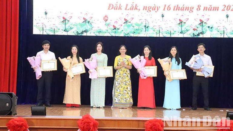 Đồng chí H'Lim Niê, Trưởng Ban Tuyên giáo Tỉnh ủy Đắk Lắk, Trưởng Ban tổ chức cuộc thi trao tặng Bằng khen của Ủy ban nhân dân tỉnh cho các cá nhân có thành tích xuất sắc trong công tác tham mưu tổ chức cuộc thi và tham gia cuộc thi.