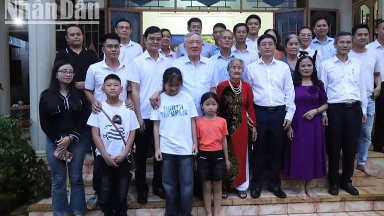 Phó Thủ tướng Thường trực Nguyễn Hòa Bình và các đại biểu chụp hình lưu niệm với người thân Mẹ Việt Nam anh hùng Lê Thị Tùng. Phó Thủ tướng Thường trực Nguyễn Hòa Bình và các đại biểu chụp hình lưu niệm với người thân Mẹ Việt Nam anh hùng Lê Thị Tùng.