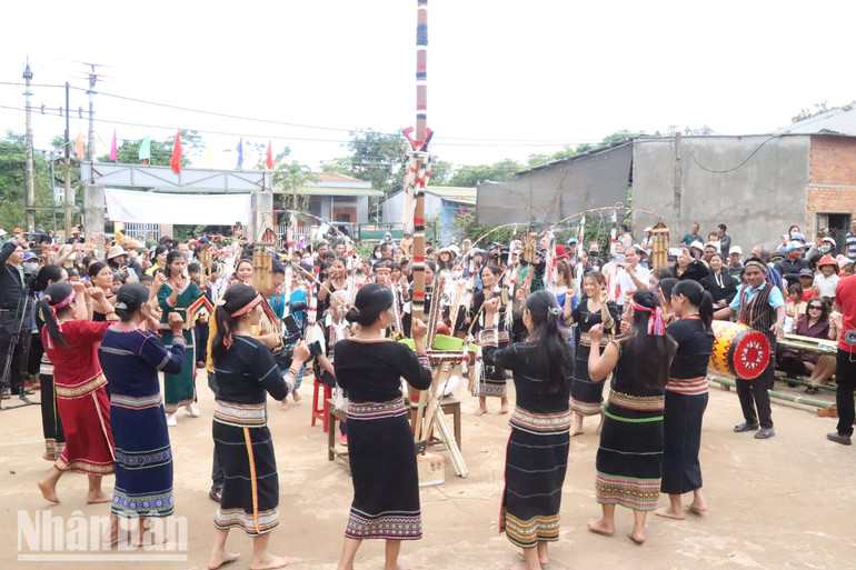 Mọi người cầm tay nhau nhảy múa vòng quanh cây nêu.