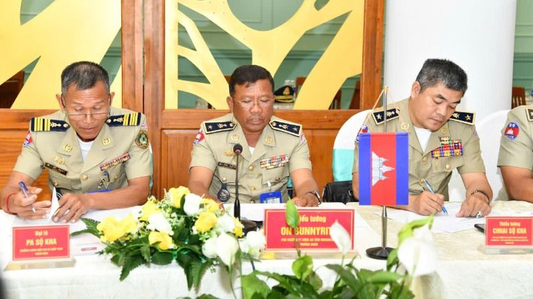 Thiếu tướng On Bunnyrit (người ở giữa), Phó trưởng Ty Công an tỉnh Mondulkiri, Trưởng đoàn đại biểu Ty Công an tỉnh Mondulkiri dự buổi hội đàm. Thiếu tướng On Bunnyrit (người ở giữa), Phó trưởng Ty Công an tỉnh Mondulkiri, Trưởng đoàn đại biểu Ty Công an tỉnh Mondulkiri dự buổi hội đàm.