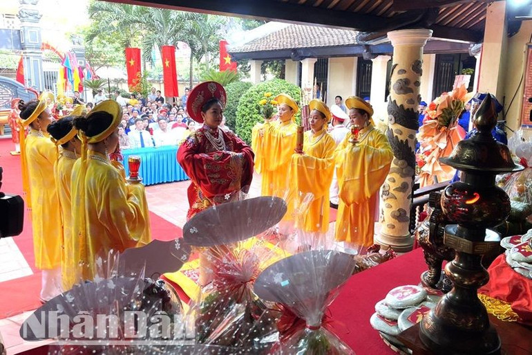 Đội tế Nữ quan thực hiện nghi thức Tế truyền thống các Vua Hùng. Đội tế Nữ quan thực hiện nghi thức Tế truyền thống các Vua Hùng.