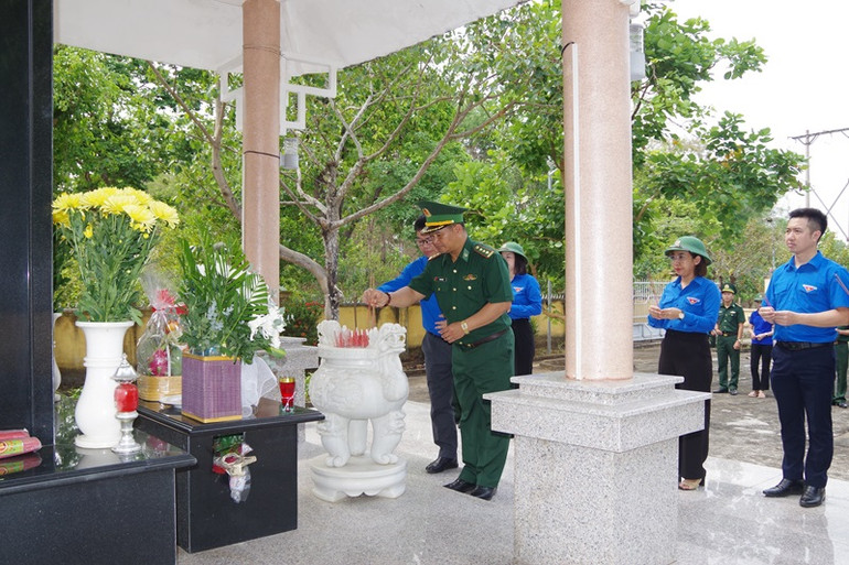 Đoàn công tác của Trung ương Đoàn và Bộ đội Biên phòng tỉnh Đắk Lắk dâng hương, dâng hoa tại nhà bia ghi danh các anh hùng liệt sĩ Đồn Biên phòng Sêrêpốk.