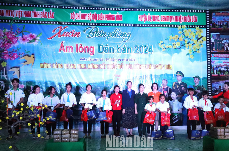 Chương trình “Xuân biên phòng - Ấm lòng dân bản” - Tết Giáp Thìn 2024 trao tặng 20 suất học bổng cho các cháu trong chương trình Nâng bước em đến trường, Con nuôi đồn Biên phòng, Mẹ đỡ đầu với tổng trị giá 35 triệu đồng.