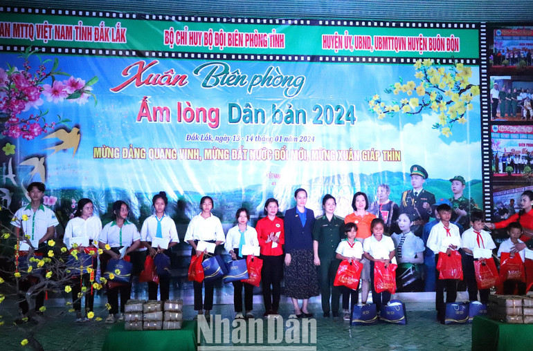 Chương trình “Xuân biên phòng - Ấm lòng dân bản” - Tết Giáp Thìn 2024 tỉnh Đắk Lắk trao tặng 20 suất học bổng cho các học sinh vượt khó học giỏi ở khu vực biên giới.