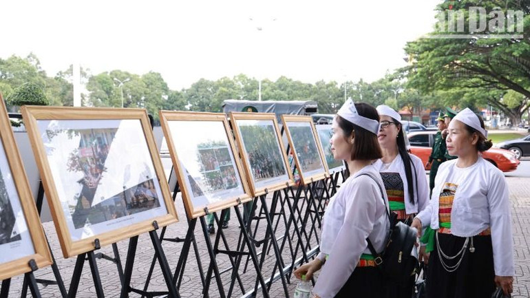 Người dân thăm quan triển lãm ảnh nghệ thuật “Đắk Lắk-hội tụ và bản sắc”.