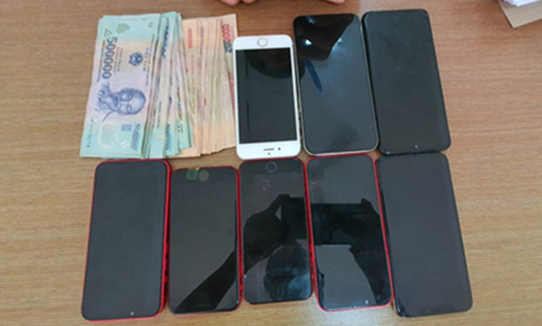 Tang vật thu giữ trong đường dây cá độ bóng đá mùa giải Euro 2024 ở thành phố Buôn Ma Thuột.