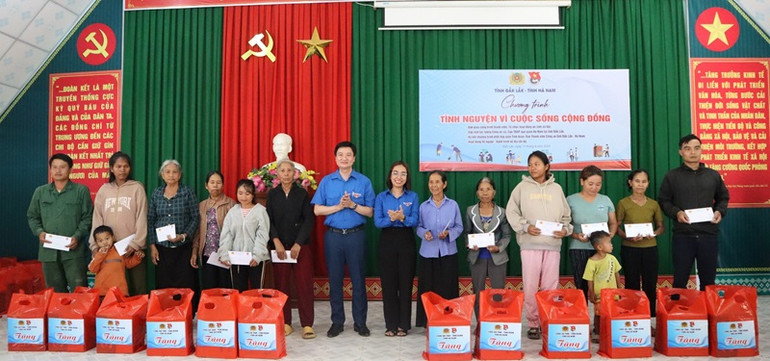 Lãnh đạo Tỉnh đoàn 2 tỉnh Đắk Lắk và Hà Nam tặng quà cho các gia đình chính sách, hộ nghèo, thanh niên xung phong của xã Cư Pui.