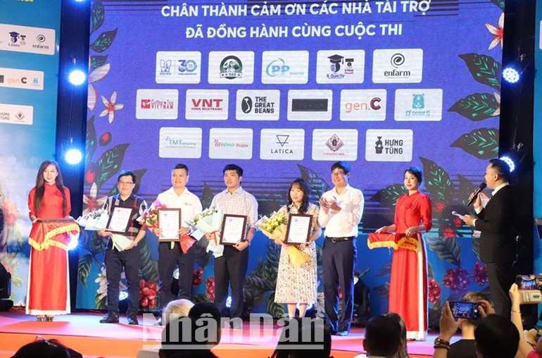 Ban Tổ chức Cuộc thi Cà-phê đặc sản năm 2024 tặng hoa và giấy chứng nhận cảm ơn các đơn vị tài trợ cho cuộc thi.