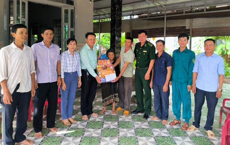 Cán bộ, chiến sĩ Đồn Biên phòng Cửa khẩu Đắk Ruê phối hợp với chính quyền địa phương đến thăm hỏi, tặng quà gia đình chính sách. Cán bộ, chiến sĩ Đồn Biên phòng Cửa khẩu Đắk Ruê phối hợp với chính quyền địa phương đến thăm hỏi, tặng quà gia đình chính sách.