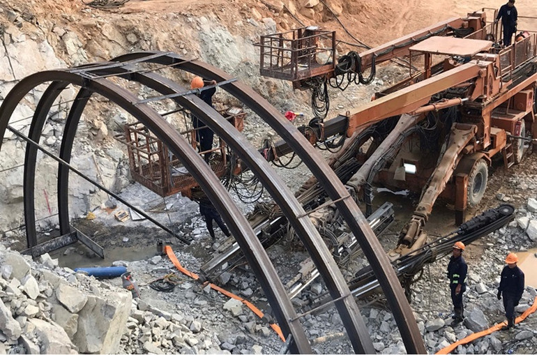 Thiết bị máy móc thi công hầm Phượng Hoàng Dự án đầu tư xây dựng đường bộ cao tốc Khánh Hòa Ma Thuột được triển khai tại hiện trường.