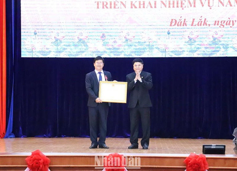 Phó Bí Thường trực Tỉnh ủy Đắk Lắk Phạm Minh Tấn trao Huân chương Lao động hạng Nhì cho đồng chí Trịnh Dũng, nguyên Phó trưởng Ban Tuyên giáo Tỉnh ủy Đắk Lắk. Phó Bí Thường trực Tỉnh ủy Đắk Lắk Phạm Minh Tấn trao Huân chương Lao động hạng Nhì cho đồng chí Trịnh Dũng, nguyên Phó trưởng Ban Tuyên giáo Tỉnh ủy Đắk Lắk.