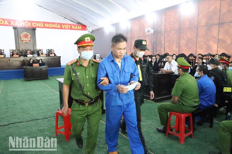 Bị cáo Y Sôl Niê tiếp tục bị đưa ra xét hỏi.