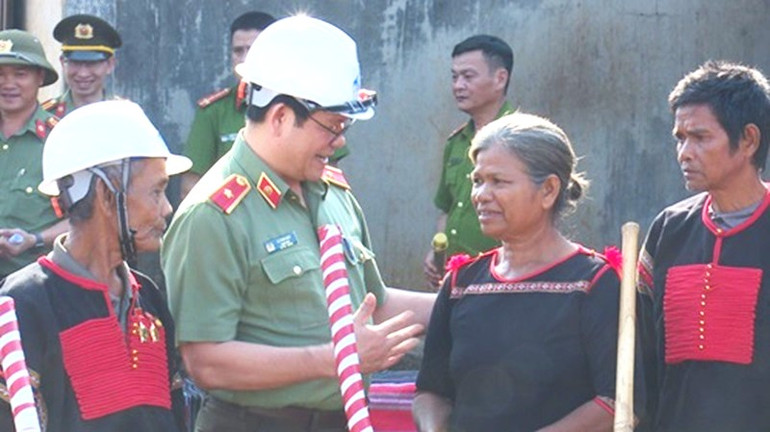 Thiếu tướng Lê Vinh Quy, Giám đốc Công an tỉnh Đắk Lắk thăm hỏi gia đình được hỗ xây dựng nhà ở. Ảnh: Công an Đắk Lắk