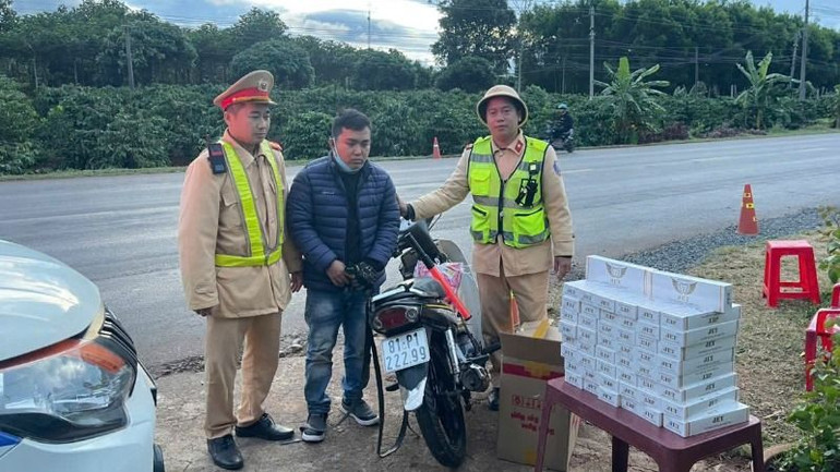 Lực lượng cảnh sát giao thông phát hiện bắt giữ đối tượng vận chuyển thuốc lá hiệu JET không có hóa đơn, chứng từ chứng minh nguồn gốc.