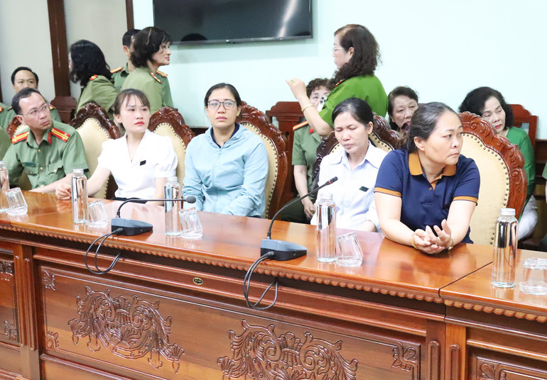 Người thân các liệt sĩ Công an tỉnh Đắk Lắk hy sinh trong vụ khủng bố ngày 11/6/2023 tại xã Ea Tiêu và Ea Ktur, huyện Cư Kuin xúc động khi dự lễ trao tặng các hiện vật của người thân cho Bảo tàng Công an nhân dân.