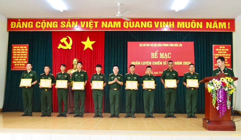 Đại tá Đào Viết Hùng, Chỉ huy trưởng Bộ đội Biên phòng tỉnh Đắk Lắk trao tặng giấy khen cho 30 cá nhân có nhiều thành tích xuất sắc trong khóa huấn luyện.