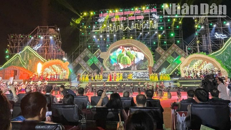 Chương trình nghệ thuật trong đêm khai mạc Lễ hội Sầu riêng huyện Krông Pắc lần thứ 2 năm 2024.