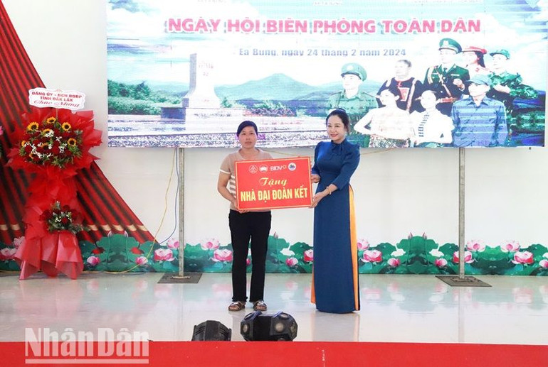 Ủy ban Mặt trận Tổ quốc Việt Nam tỉnh Đắk Lắk tặng kinh phí xây dựng nhà Đại đoàn kết cho người nghèo nơi biên giới.
