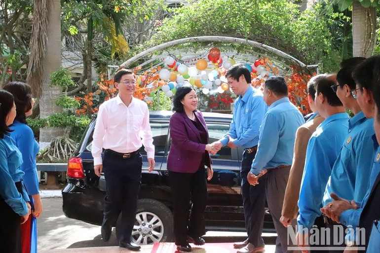 Đồng chí Bùi Thị Minh Hoài, Bí thư Trung ương Đảng, Trưởng Ban Dân vận Trung ương thăm cán bộ, công chức, viên chức Liên đoàn Lao động tỉnh Đắk Lắk. Đồng chí Bùi Thị Minh Hoài, Bí thư Trung ương Đảng, Trưởng Ban Dân vận Trung ương thăm cán bộ, công chức, viên chức Liên đoàn Lao động tỉnh Đắk Lắk.