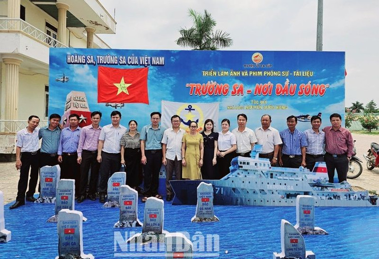 Giới thiệu mô hình 21 đảo thuộc Quần đảo Trường Sa của Việt Nam tại triển lãm.