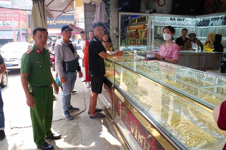 Cơ quan Công an đưa đối tượng Phan Văn Hiếu đến tiệm vàng xảy ra vụ việc để điều tra. Cơ quan Công an đưa đối tượng Phan Văn Hiếu đến tiệm vàng xảy ra vụ việc để điều tra.