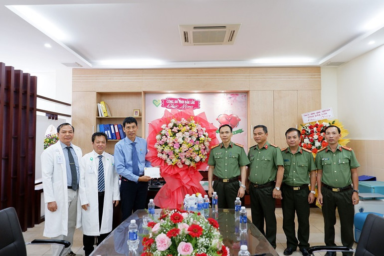 Công an tỉnh Đắk Lắk thăm và chúc mừng đội ngũ cán bộ, y, bác sĩ và nhân viện Bệnh viện đa khoa Thiện Hạnh.