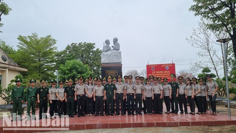 Lãnh đạo Bộ Chỉ huy Bộ đội Biên phòng tỉnh Đắk Lắk và lãnh đạo, cán bộ, chiến sĩ, công chức hai đơn vị Cục Thi hành án dân sự tỉnh và Đồn biên phòng Ia Rvê chụp hình lưu niệm tại tượng đài Chủ tịch Hồ Chí Minh với Bộ đội Biên phòng tại Đồn biên phòng Ia Rvê.