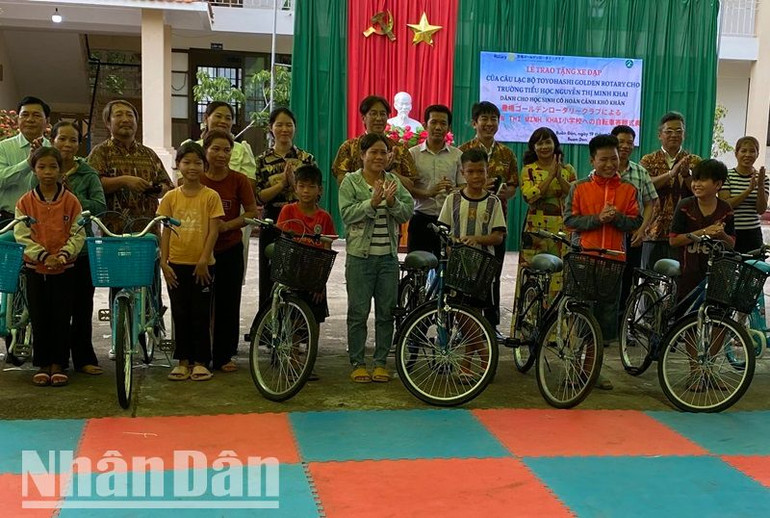 Các em học sinh Trường Tiểu học Nguyễn Thị Minh Khai, xã EaHuar, huyện biên giới Buôn Đôn hết sức phấn khởi khi được nhận xe đạp do Câu lạc bộ Toyohashi Golden Rotary-Nhật Bản trao tặng.