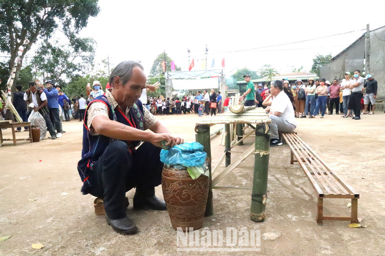 Già làng cúng trong tiếng cồng chiêng ngân vang tạo nên không khí linh thiêng cho Lễ hội mừng lúa mới.