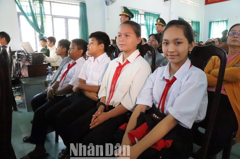 Các cháu học sinh ở khu vực biên giới tỉnh Đắk Lắk tham dự Chương trình “Xuân biên phòng - Ấm lòng dân bản” - Tết Giáp Thìn 2024.