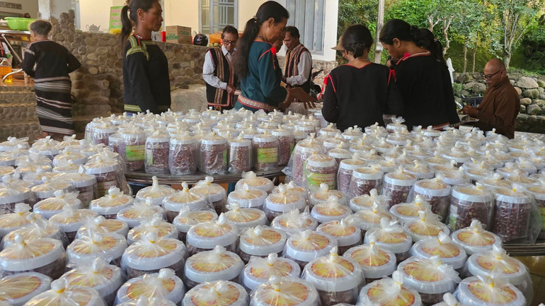 Đồng bào dân tộc thiểu số ở xã vùng sâu Đắk Liêng, huyện Lắk làm những "Hũ muối đậu yêu thương" gửi đến đồng bào vùng lũ lụt phía bắc.