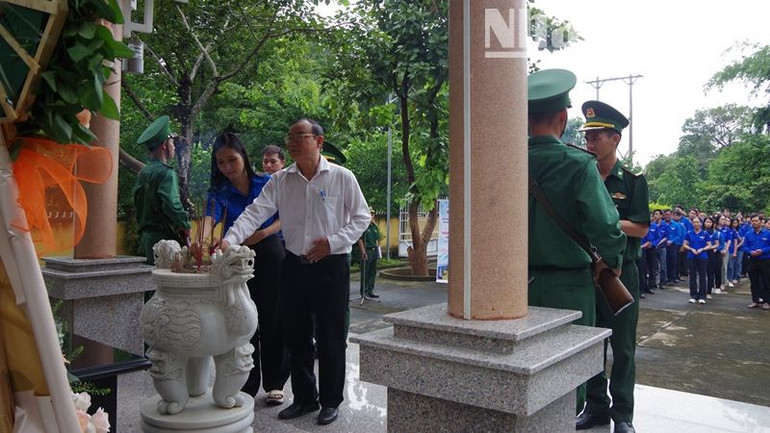 Cán bộ, giáo viên làm công tác Đoàn dâng hương tại Nhà bia ghi danh các anh hùng, liệt sĩ Đồn Biên phòng Sêrêpốk.