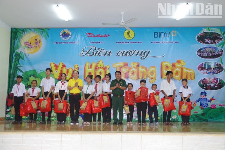 Lãnh đạo Bộ đội Biên phòng tỉnh Đắk Lắk và các doanh nghiệp trao quà cho các cháu học sinh trong Chương trình “Nâng bước em tới trường-Con nuôi Đồn Biên phòng”, “Mẹ đỡ đầu”, Dự án “Cán bộ, chiến sĩ Quân đội Nâng bước em tới trường”.