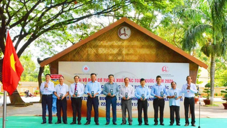 Lãnh đạo Liên đoàn cờ tướng Việt Nam trao tặng kỷ niệm chương cho lãnh đạo thành phố Buôn Ma Thuột.