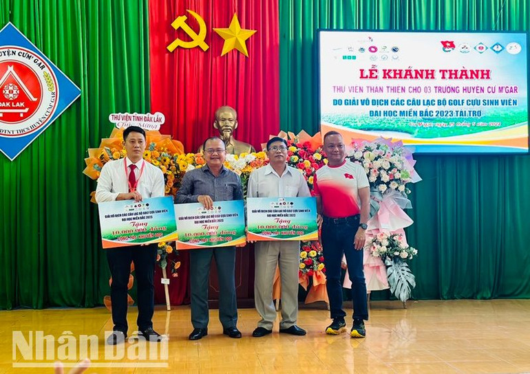Đại diện Giải vô địch các Câu lạc bộ Golf cựu sinh viên đại học miền bắc trao tặng kinh phí khuyến học cho lãnh đạo Trường phổ thông dân tộc nội trú Trung học cơ sở Cư M’gar, Trường trung học cơ sở Nguyễn Huệ và Trường tiểu học Lê Lợi.