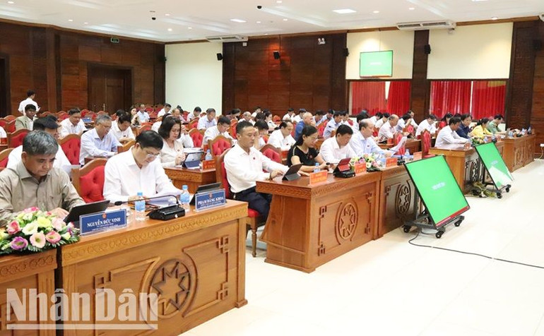 Các đại biểu Hội đồng nhân dân tỉnh Đắk Lắk khóa X, nhiệm kỳ 2021-2026 dự kỳ họp.