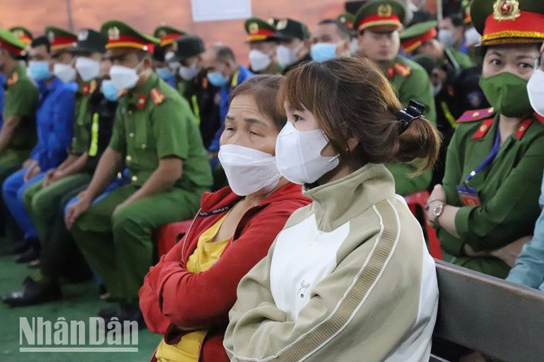 Người thân các bị hại tại phiên tòa.