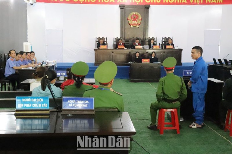 Một bị cáo xin lỗi gia đình các bị hại tại phiên tòa.