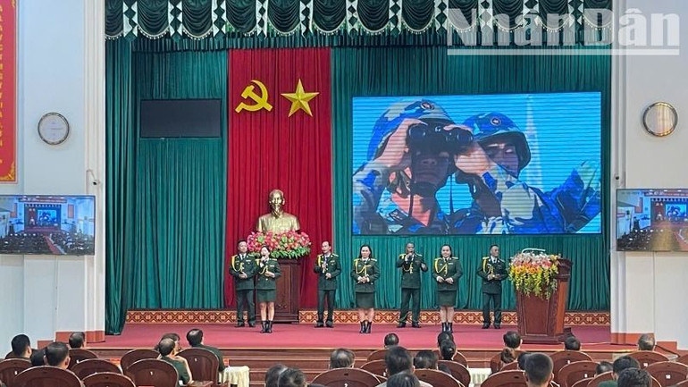 Văn nghệ chào mừng lễ phát động.