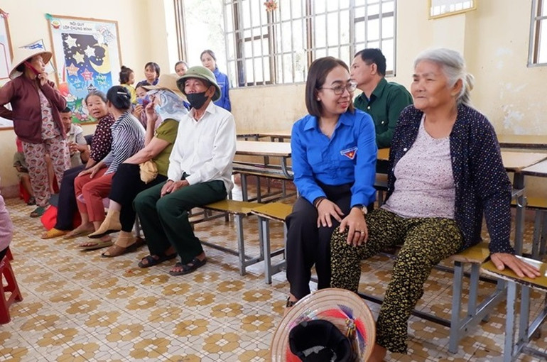 Bí thư Tỉnh đoàn Đắk Lắk H'Giang Niê thăm hỏi gia đình chính sách ở khu vực biên giới huyện Buôn Đôn.